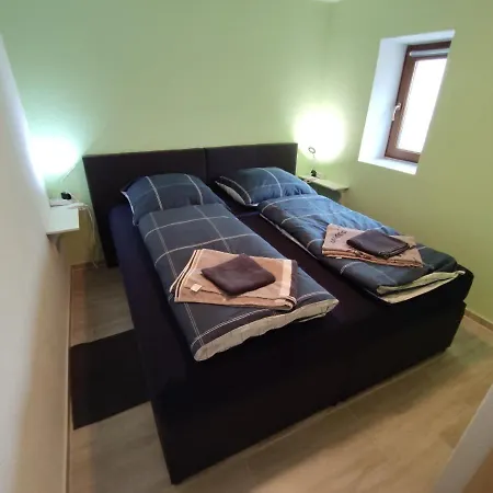 Ferienwohnung - 2 - Auf Einem Rustikalen 3 Seitenhof * Göda